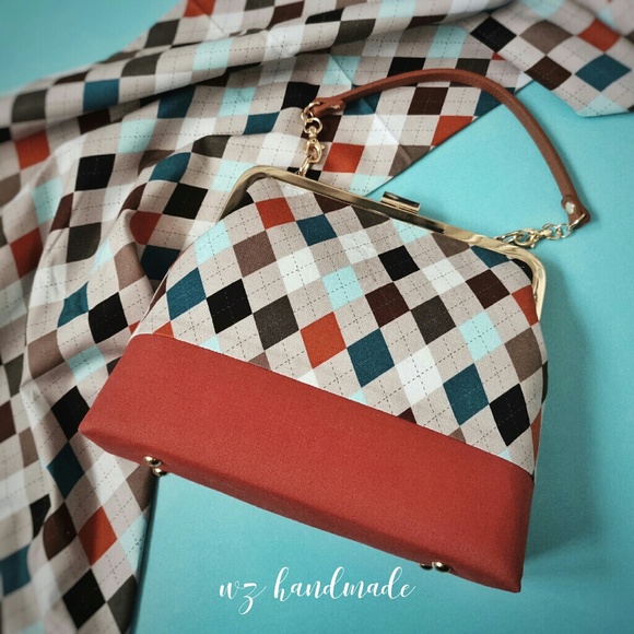 Elegant Kiss-Lock Clutch